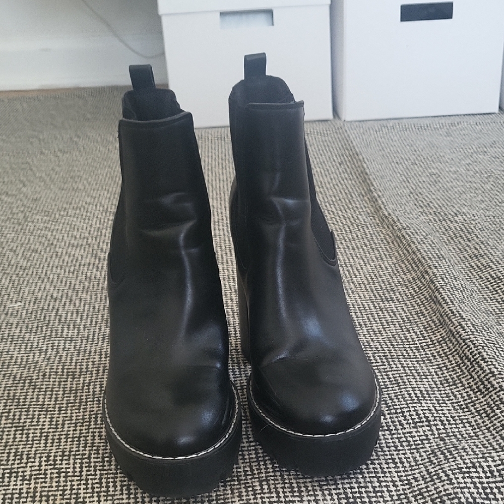 Black Booties On Platform. - Picture 3 of 8